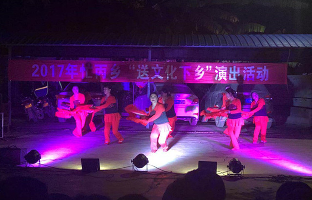忙丙乡：文化下乡迎新年1_副本.jpg