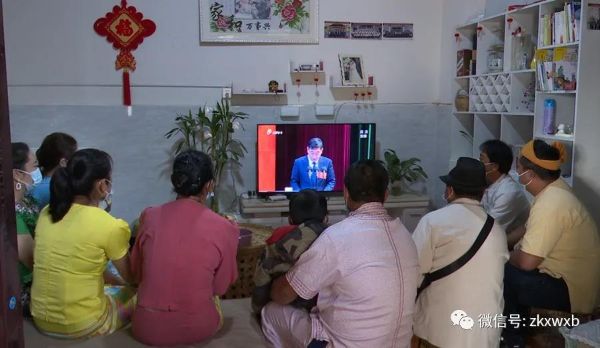 镇康各界群众热议市政府工作报告