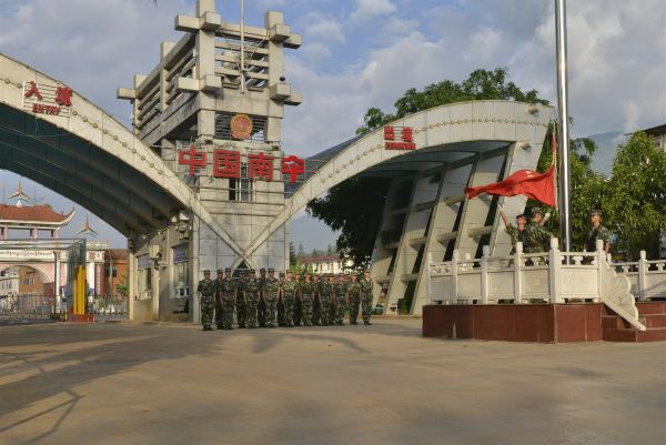 南伞国门升旗仪式（作者：李应）