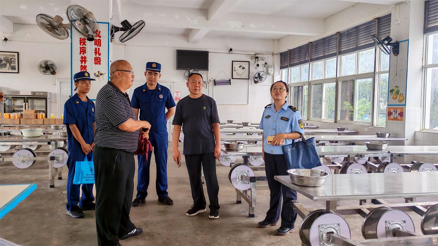 图为检查学校食堂整体安全性.jpg