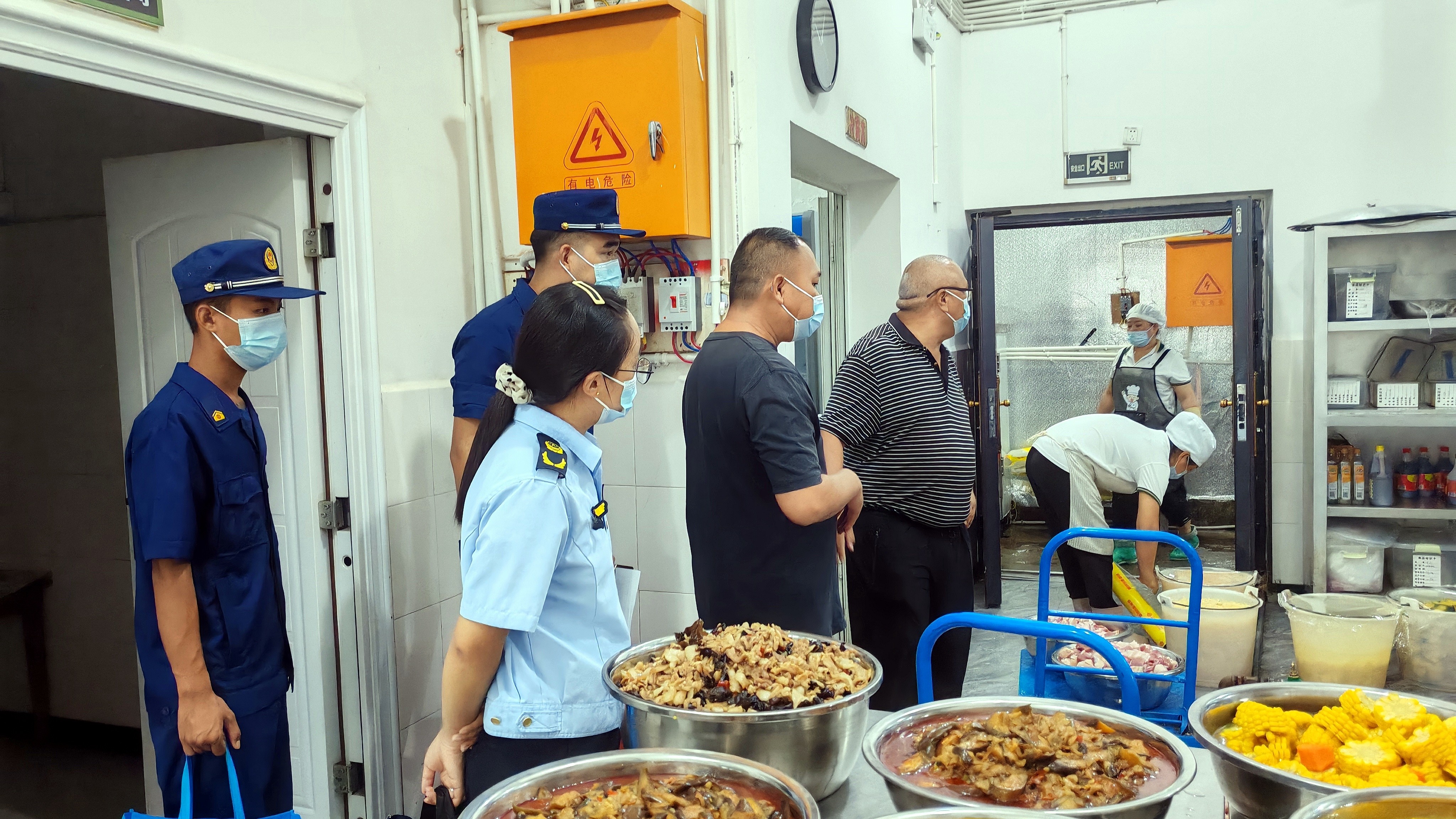 图为开展食品安全指标性检查.jpg