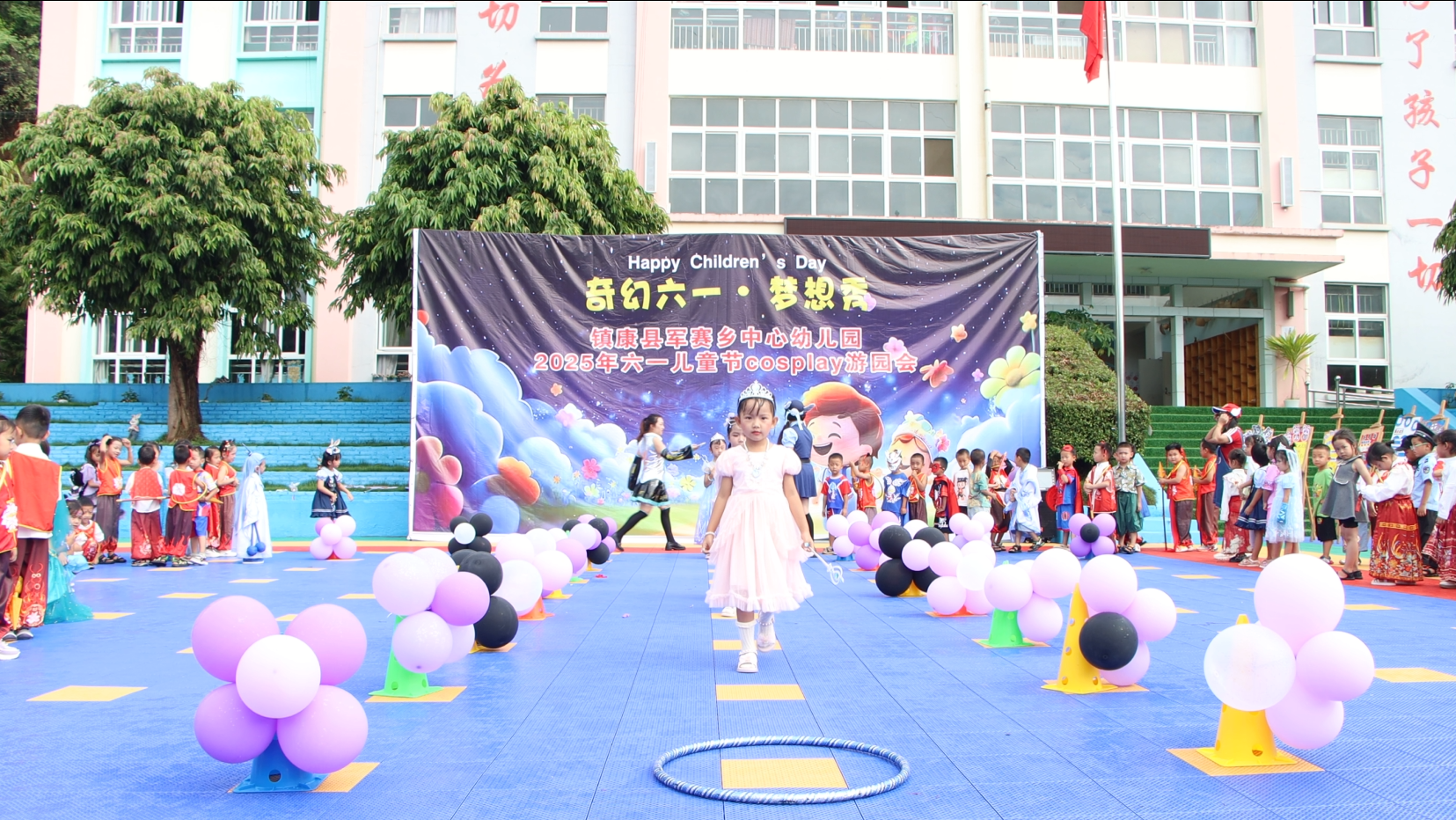 图为幼儿园幼儿走秀表演.png