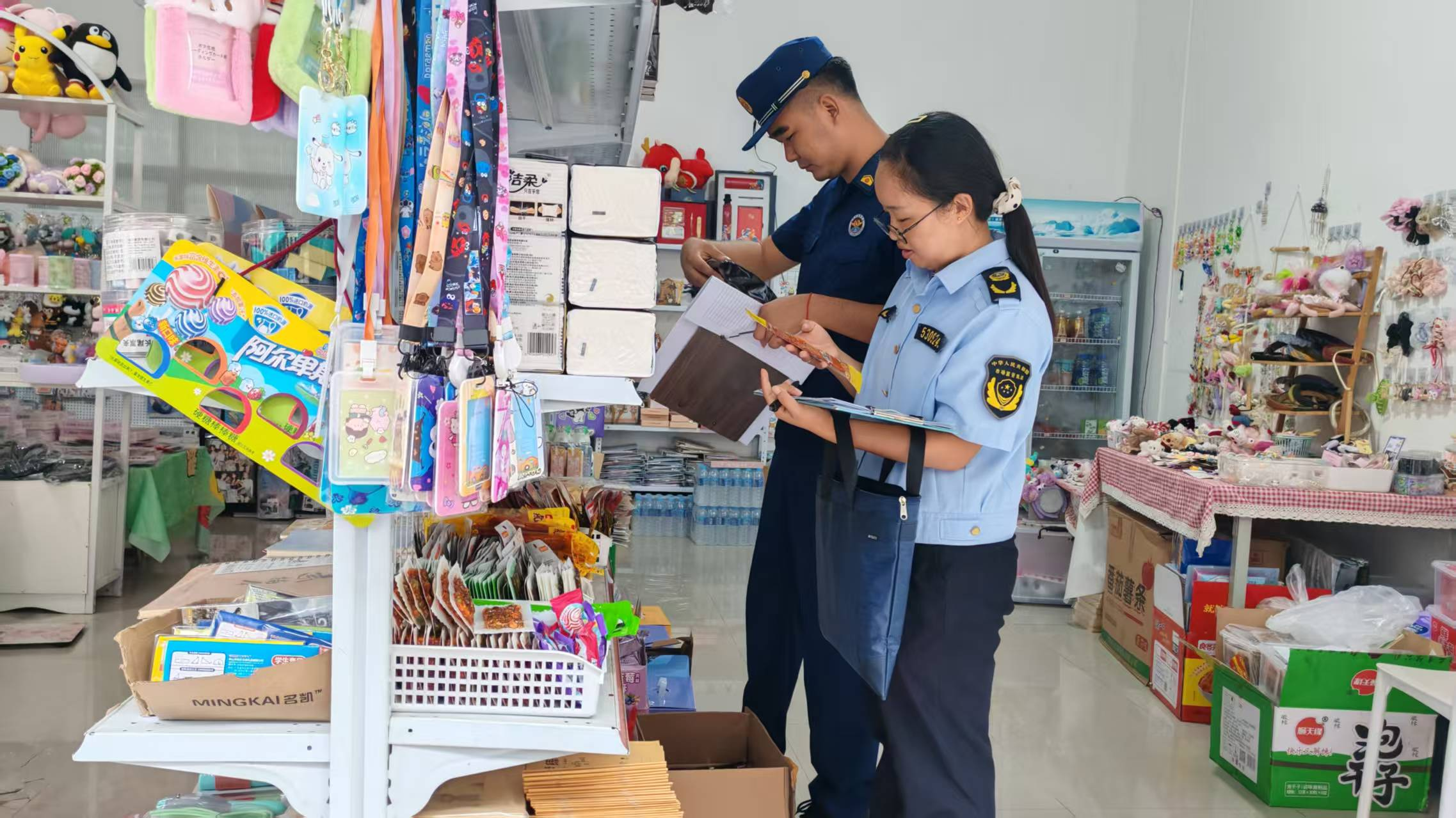 图为检查校外经营门店.png