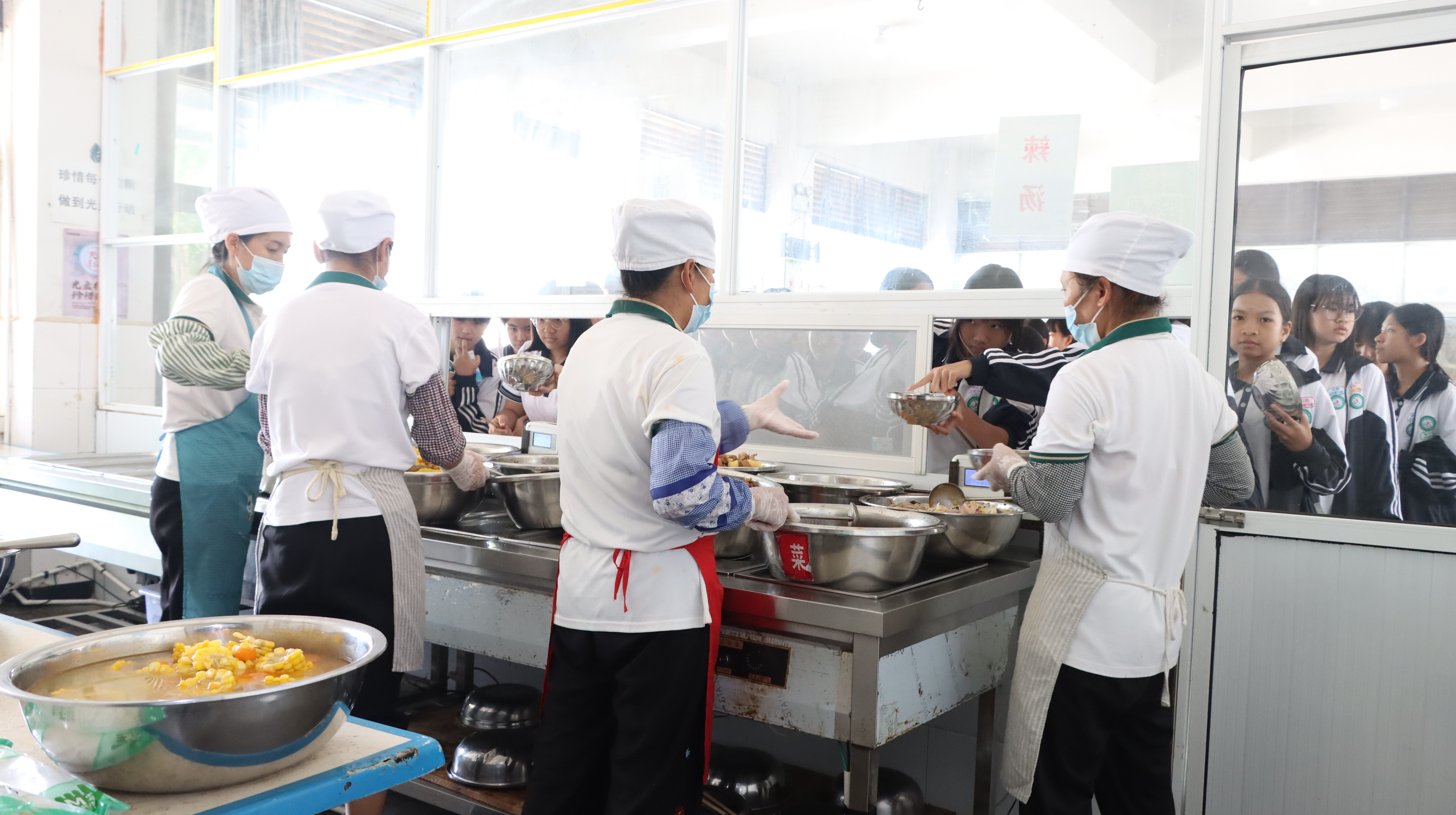 图为检查食堂卫生规范化建设.jpg