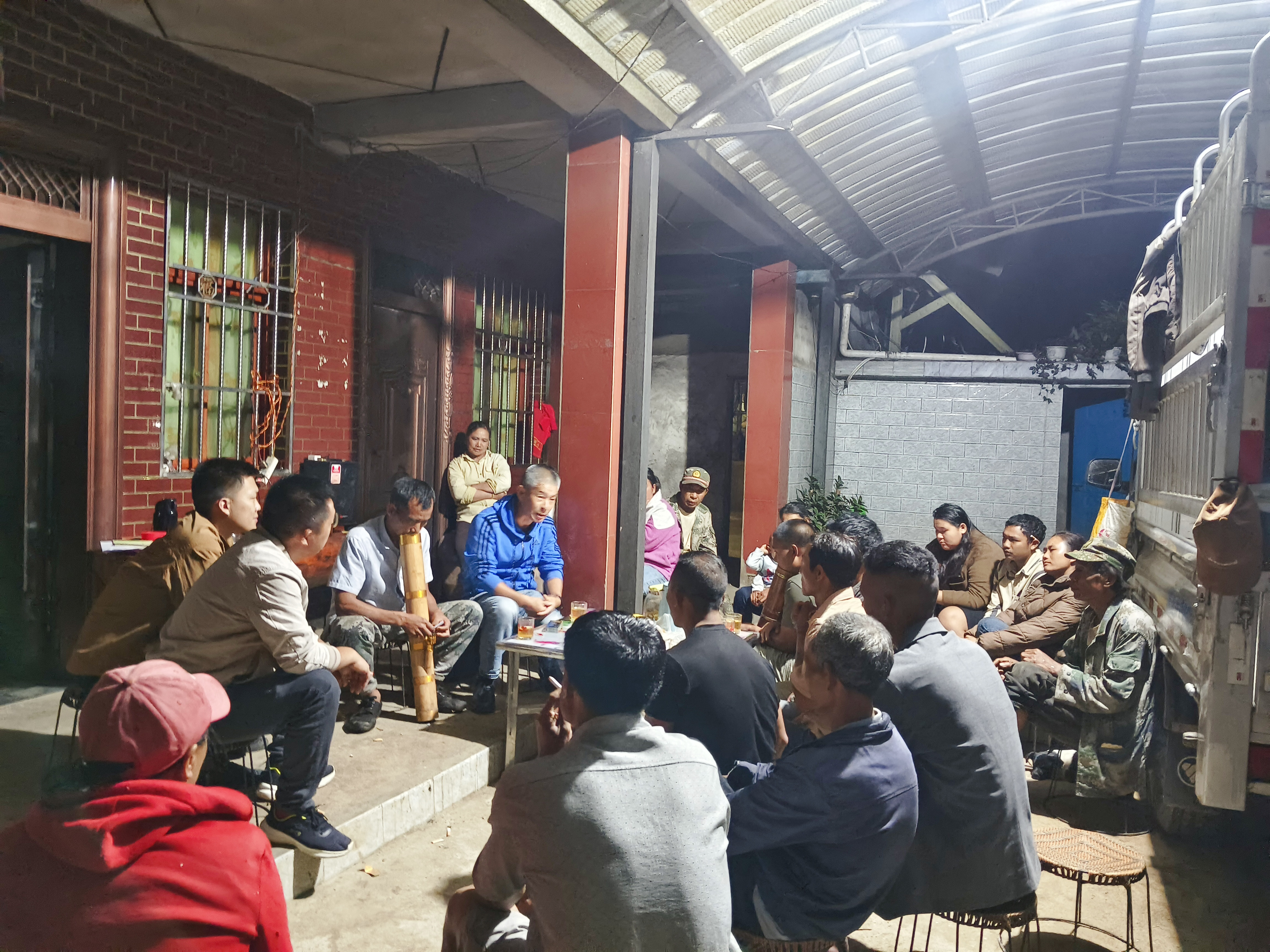 图为庭院唠嗑会议.jpg