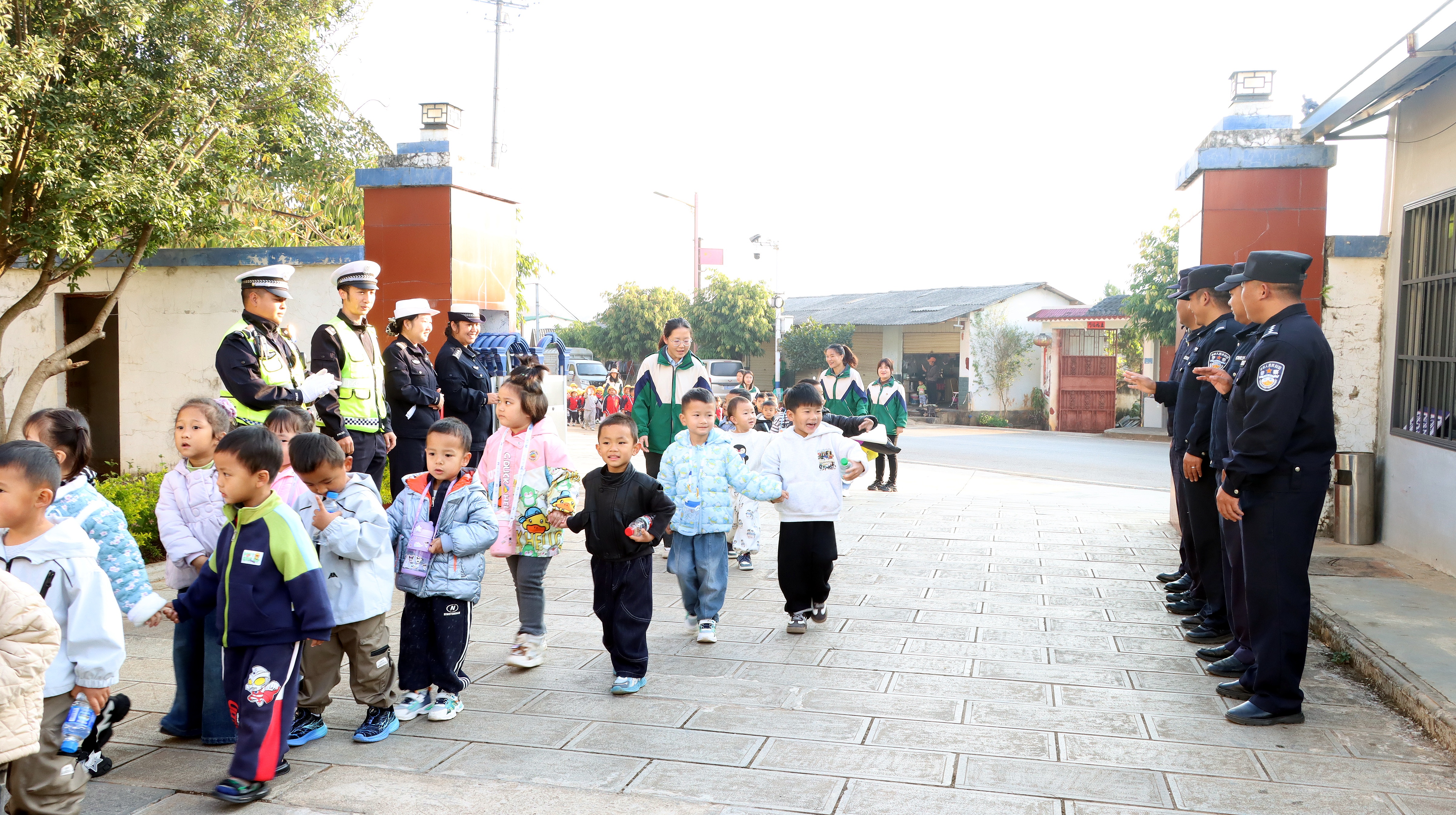 图为幼儿园萌娃走进警营.jpg