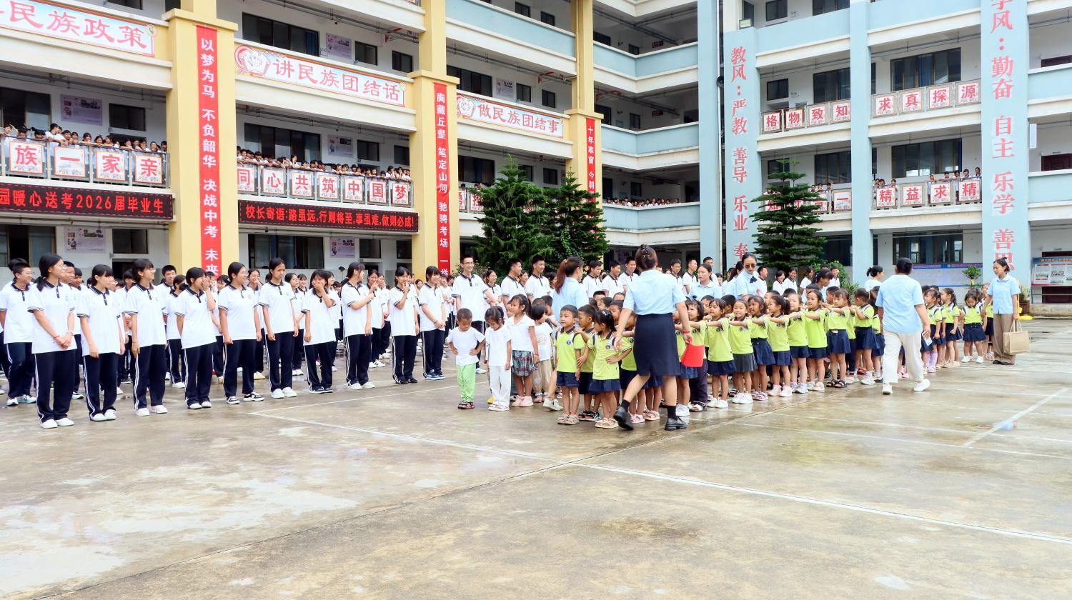图为幼儿园幼儿走进中学开展主题活动.jpg